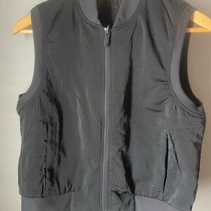Lululemon women’s Black Zip-Up Vest with Ribbed Details reversable